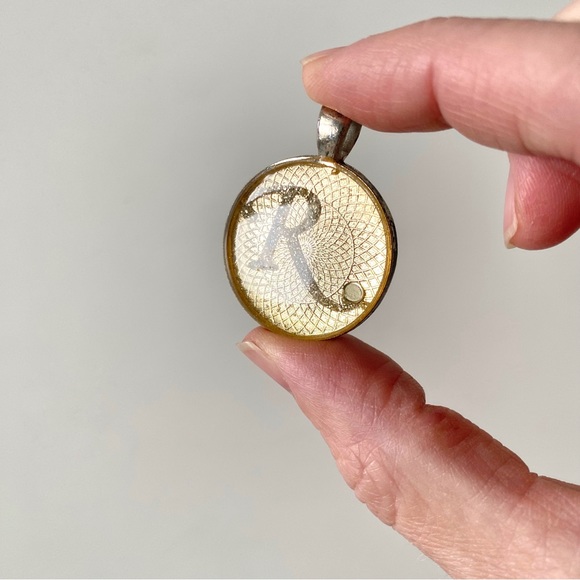 Letter “R” Initial Necklace Keychain Resin Pendant - Picture 1 of 9